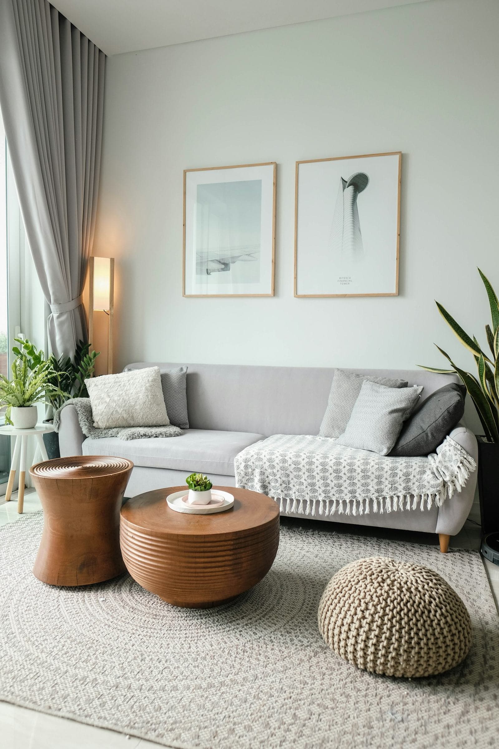 Lys, nyrengjort stue med sofa og store vinduer